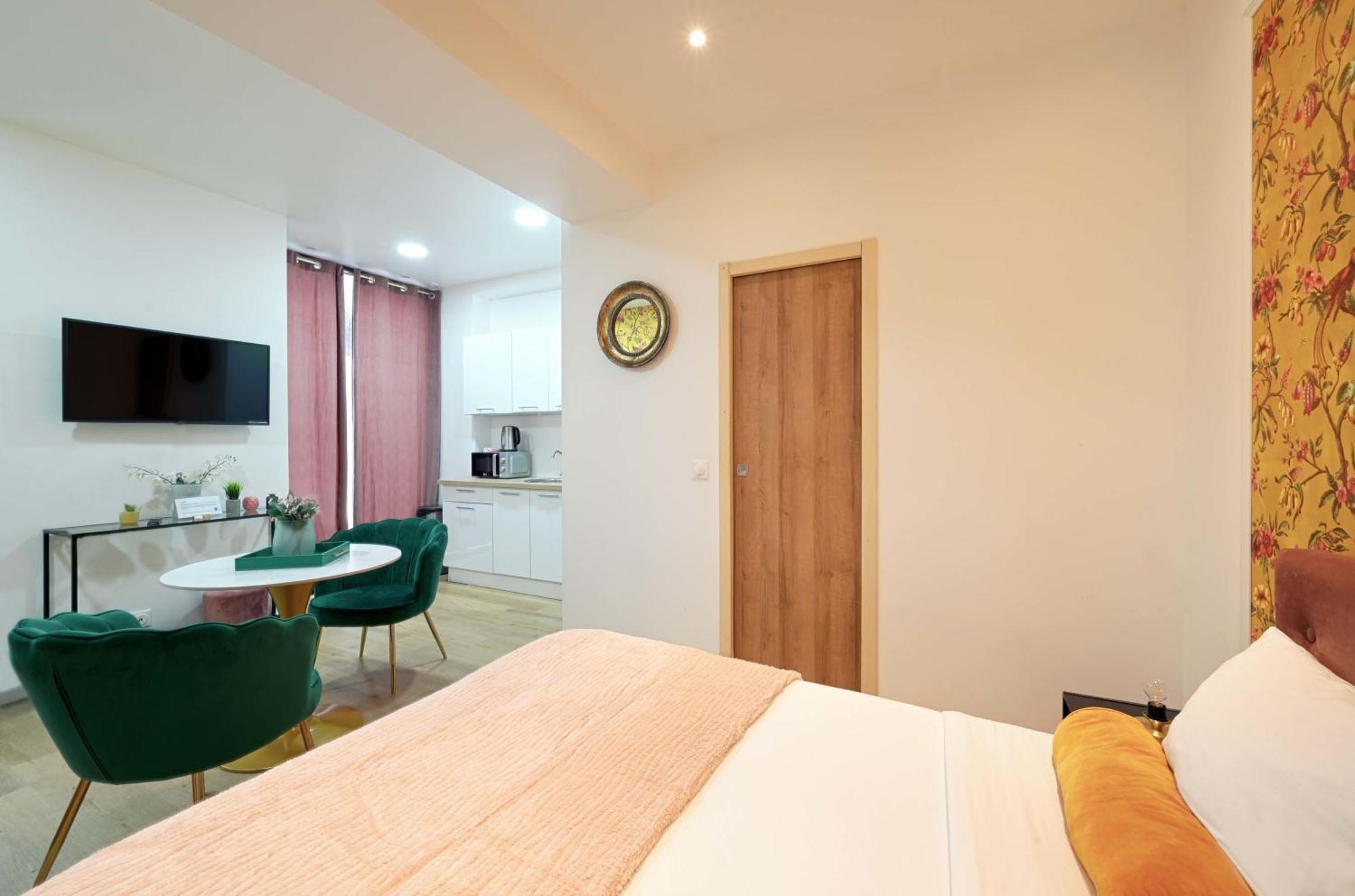 Modern Renovated Studio With A Touch Of Gilded Glamour Central Paris Lejlighed Eksteriør billede